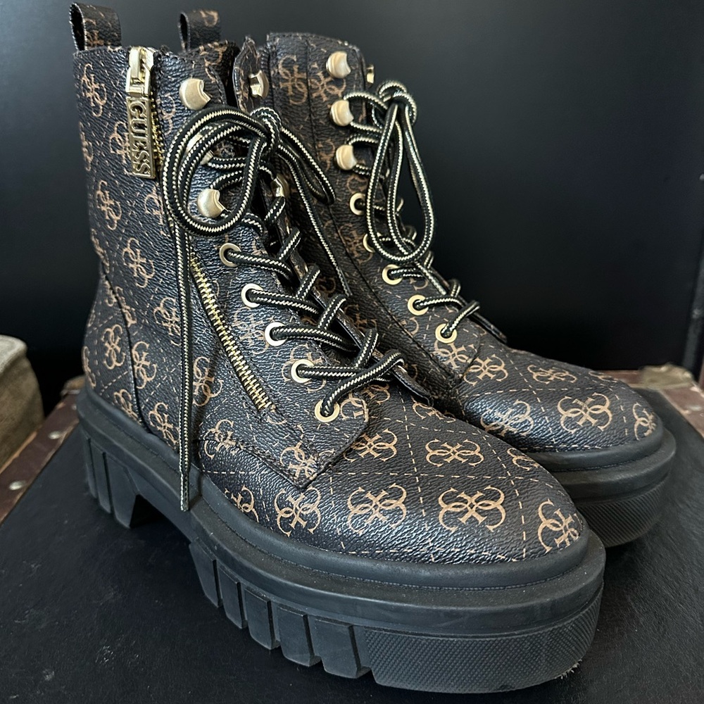 Like new! Laced, ankle combat boots
